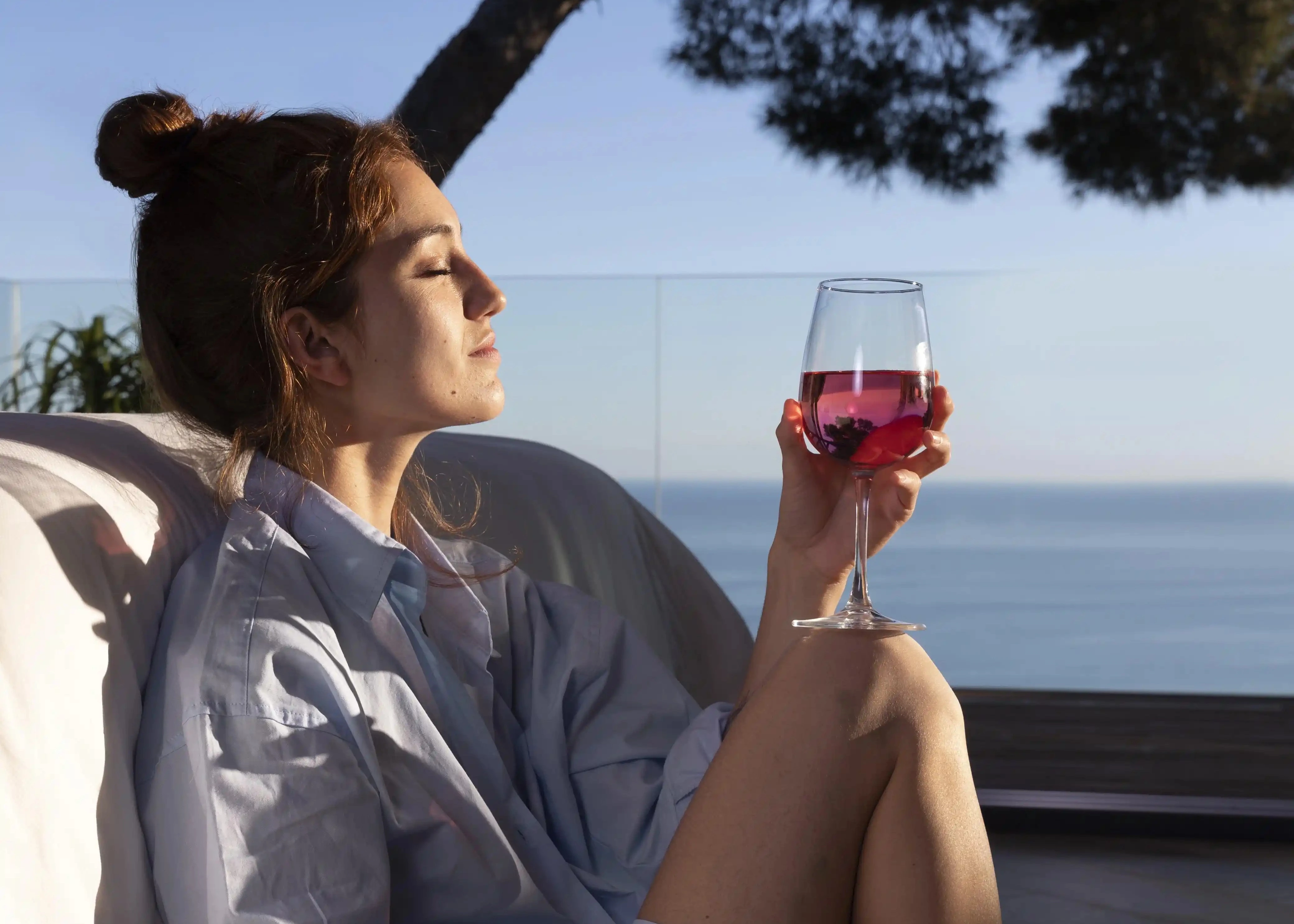 Full shot mulher segurando um copo