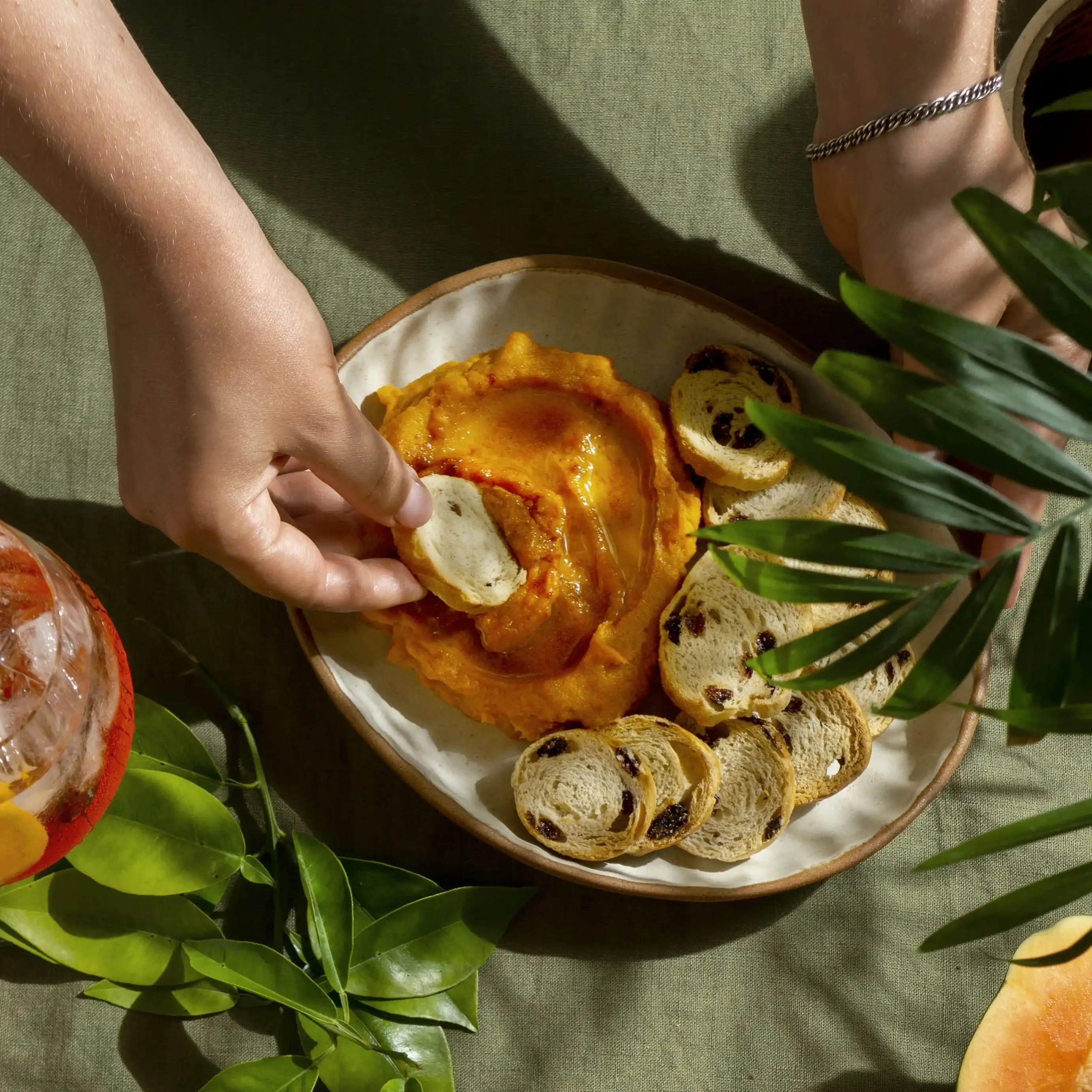 Mão segurando comida deliciosa