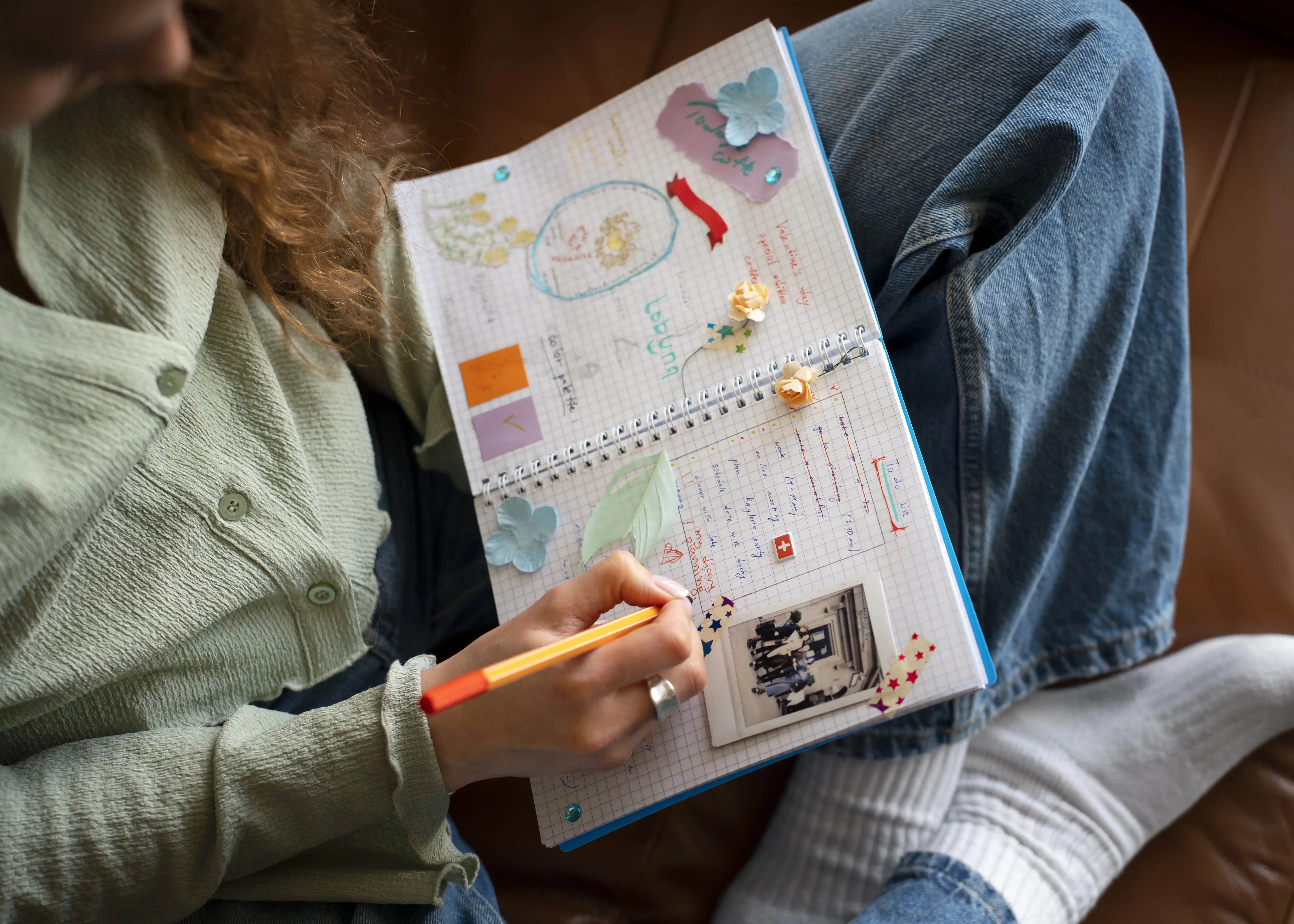Mulher de alto ângulo fazendo diário criativo