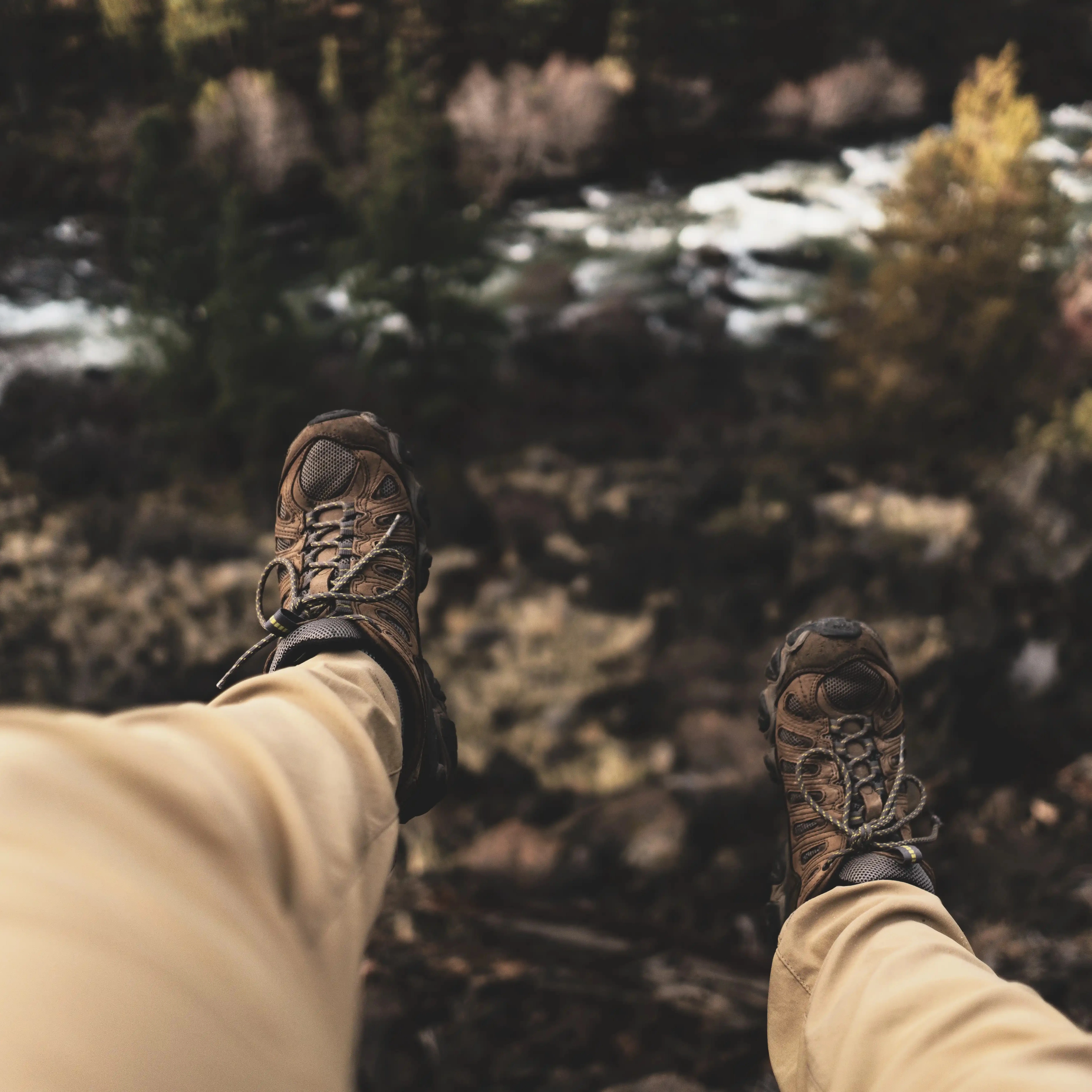 Pessoa em caminhada no penhasco